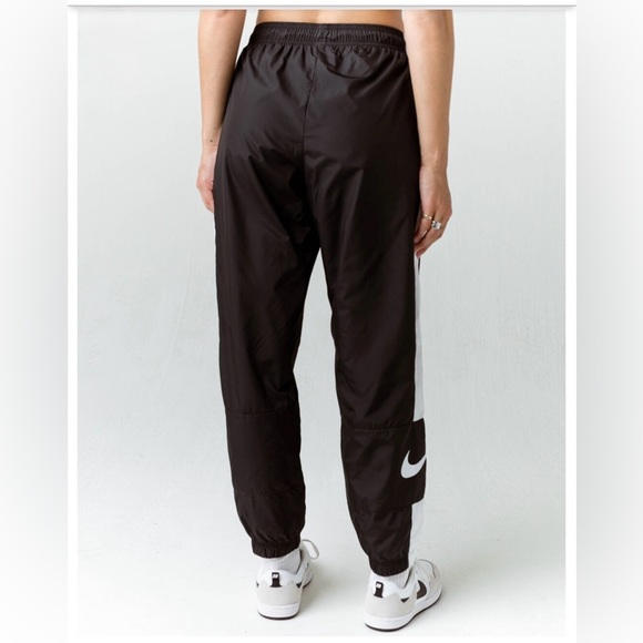 NWT NIKE Sportswear Repel Women's Lightweight Track Pants S - Picture 3 of 8